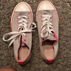Women’s converse. Child’s size 5, womens size 8.